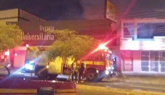 Incêndio na Livraria Universitária, na zona Leste de Teresina.