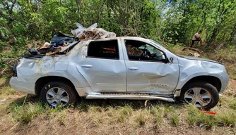 Quatro pessoas ficam feridas após carro capotar em Caraúbas do Piauí