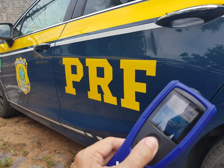 Teste de alcoolemia realizado pela PRF.