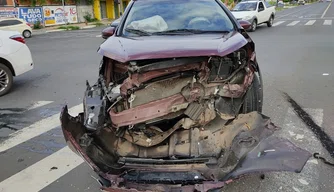 Danos em um dos veículos, após a colisão.