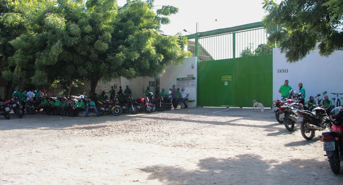 Manifestação em frente a Garagem da Transcol