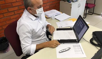 Gerardo Rebêlo, coordenador-geral das Regionais de Saúde, em reunião com os gestores.