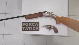 Armas apreendidas pela Polícia, na casa abandonada.