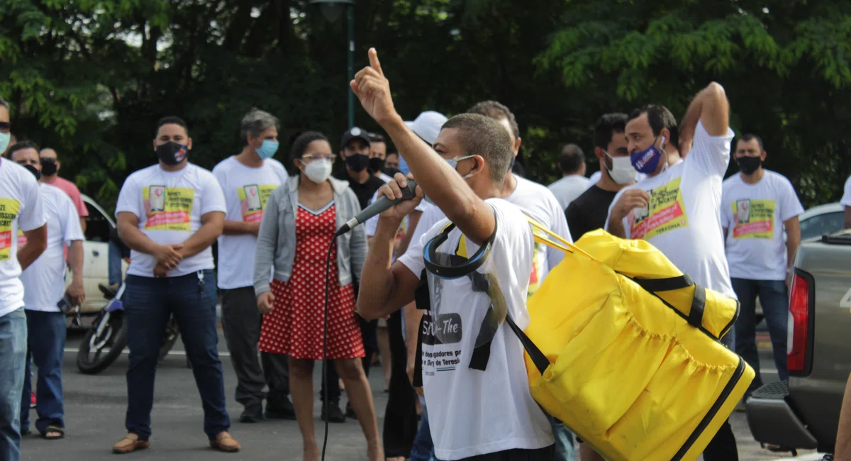Entregador por aplicativo discursando na manifestação