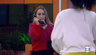 Carla Diaz atende o big fone.