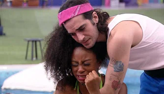 Lumena se emociona no BBB 21 e Fiuk a abraça.