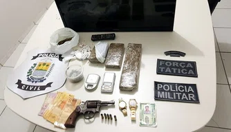 Material apreendido com o suspeito de homicídio em Floriano.