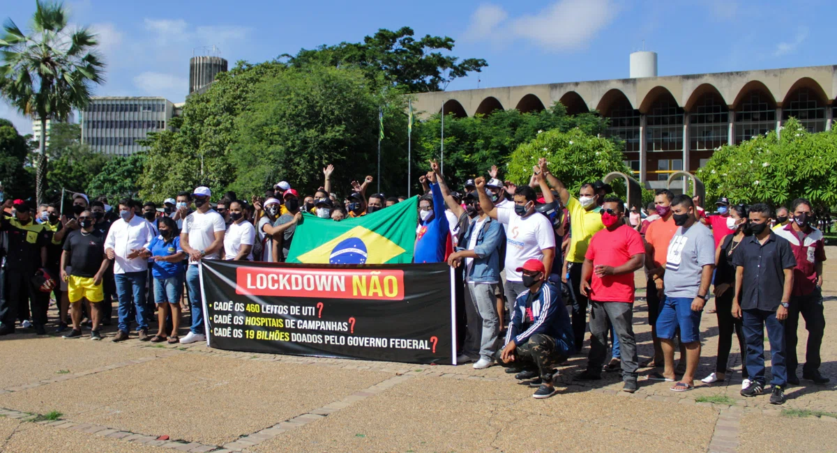 Donos de bares e restaurantes protestam contra o lockdown
