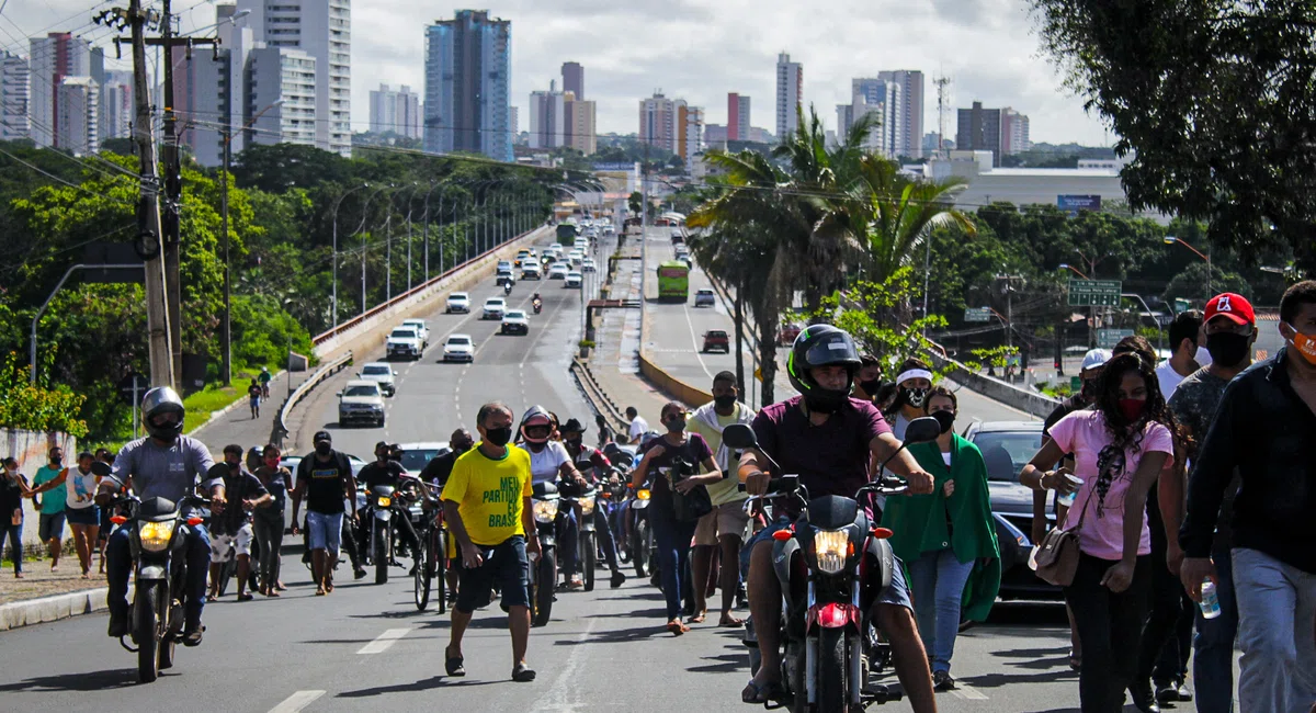 Donos de bares e restaurantes protestam contra o lockdown
