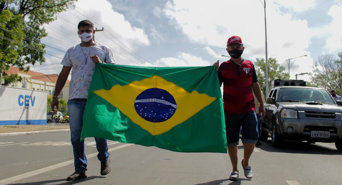 Donos de bares e restaurantes protestam contra o lockdown