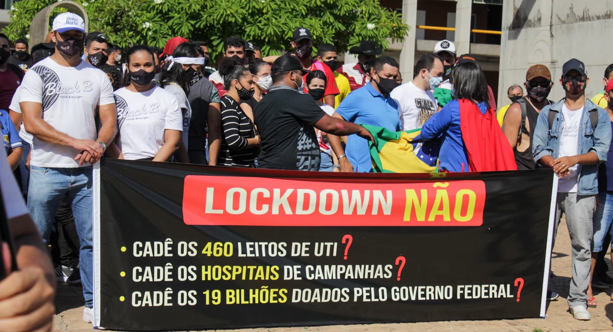 Donos de bares e restaurantes protestam contra o lockdown