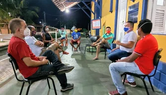Reunião com músicos sobre novo projeto.