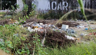 Rua na zona leste vira lixão