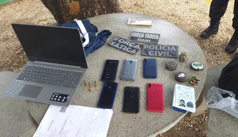Objetos apreendidos com os suspeitos