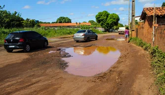 Buracos na rua atrapalham circulação de transportes e pessoas