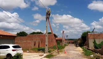Equatorial Piauí regulariza rede elétrica em bairros de Teresina.