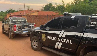 Polícia Civil cumpre mandados de busca e apreensão na casa do suspeito de agredir jornalista.