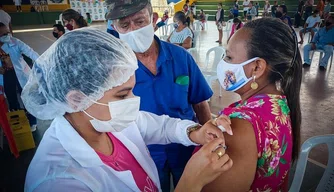 Cocal vacina pessoas de 49 anos e comerciantes contra a Covid-19