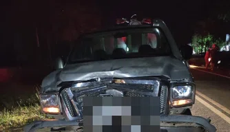 Colisão entre carro e motocicleta