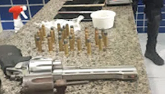 Material apreendido dentro do veículo em Parnaíba.