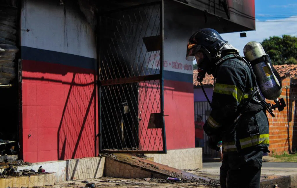 Incêndio atinge supermercado em Teresina