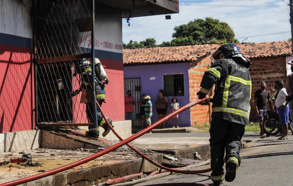 Incêndio atinge supermercado em Teresina