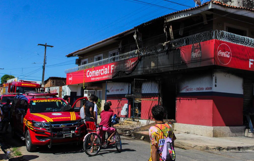 Incêndio atinge supermercado em Teresina