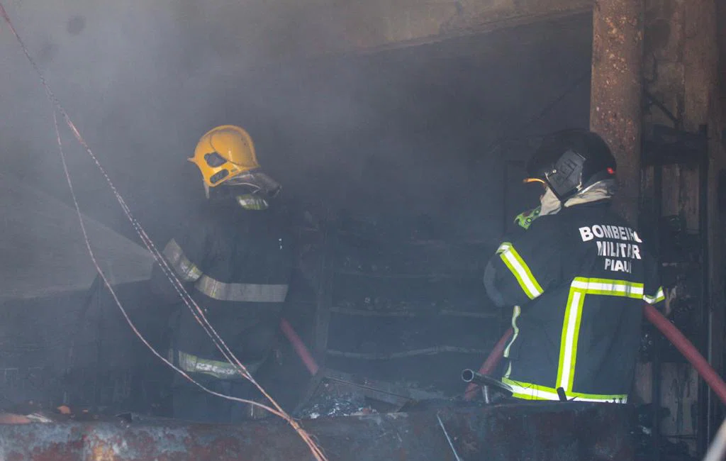 Incêndio atinge supermercado em Teresina