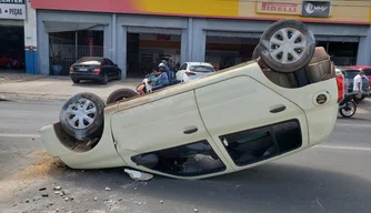 Carro capota na Av, Presidente Kennedy