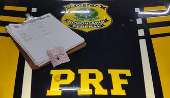 PRF autua caminhoneiro por portar anfetaminas