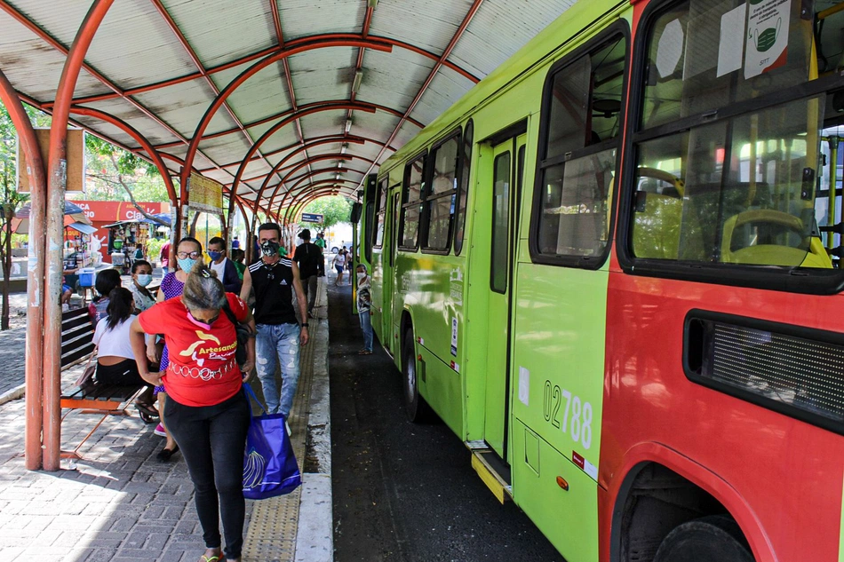 Ônibus coletivo parados durante protesto na Rua Areolino de Abreu