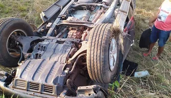 Acidente entre um carro e uma caminhonete