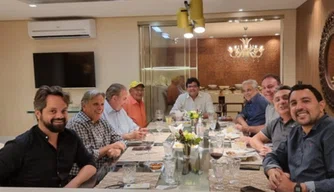 Prefeito Dr. Pessoa em jantar na casa do secretário de Fazenda, Rafael Fonteles.
