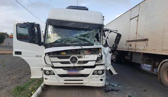 Caminhão que colidiu na traseira de outro veículo de carga.
