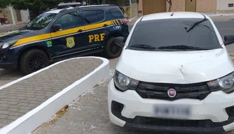 Carro recuperado pela PRF em Parnaíba.