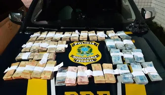 Dinheiro apreendido pela PRF durante ação em Timon-MA.