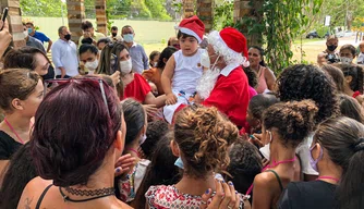 Dr. Pessoa presenteia crianças no Parque da Cidadania