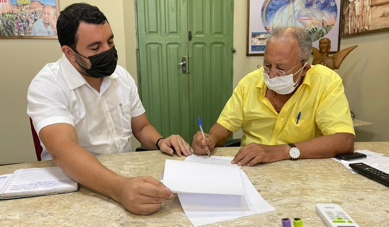 Dr. Pessoa assina regularização fundiária.