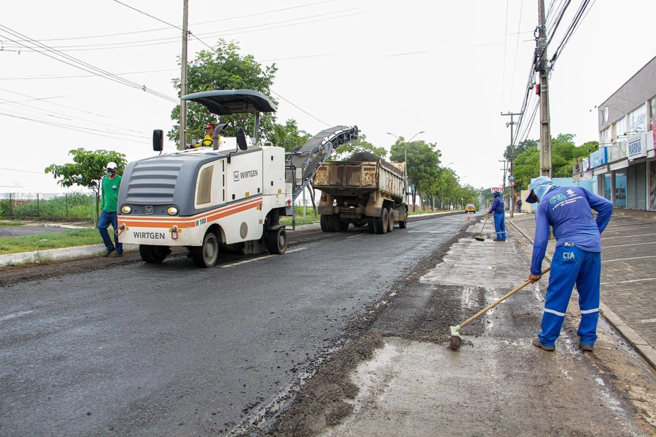 Obras de recapeamento da avenida Zequinha Freire.