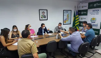 ETURB firma parceira com Sejus durante reunião.