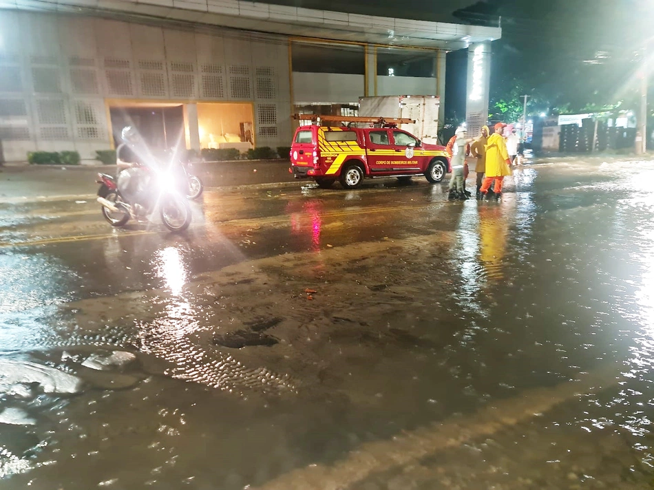 Corpo de Bombeiros realizando trabalhos de contenção.