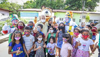 Prefeito Dr. Pessoa acompanha vacinação das crianças.