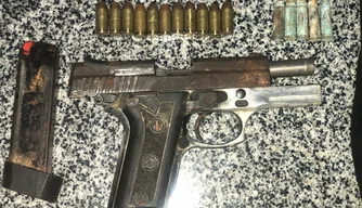 Arma de fodo e munições apreendidas pela CIPTur em Cajueiro da Praia.