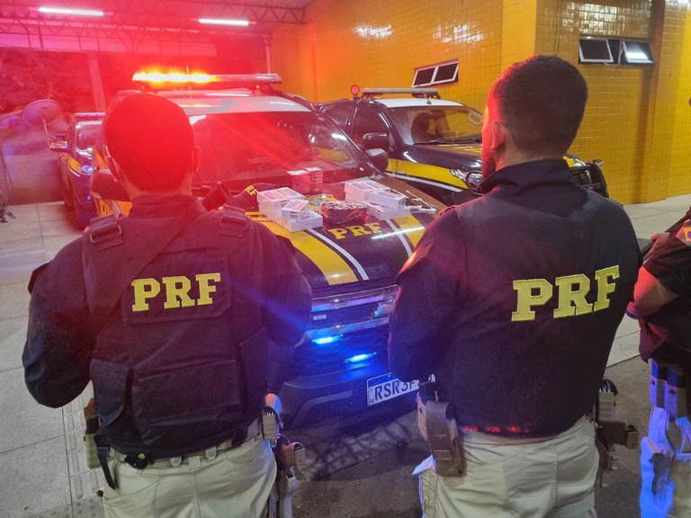 PRF apreende drogas e celulares novos sem nota fiscal.