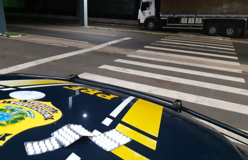 PTF autua dois caminhoneiros por portar comprimidos de rebites em Valença do Piauí.