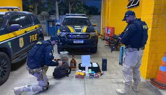 Drogas, bebidas e videogame apreendidos pela PRF.