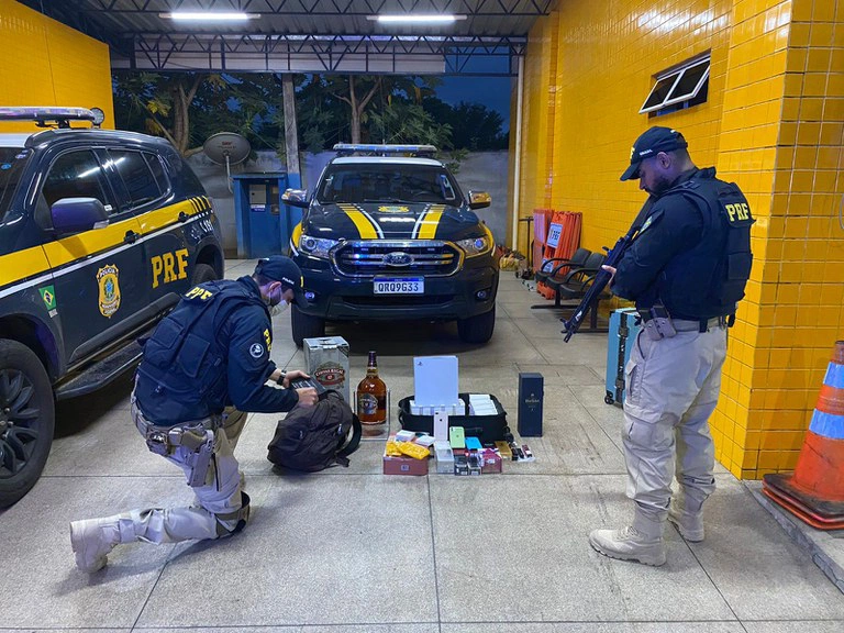 Drogas, bebidas e videogame apreendidos pela PRF.