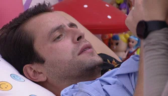 Gustavo e Laís conversam no quarto Lollipop