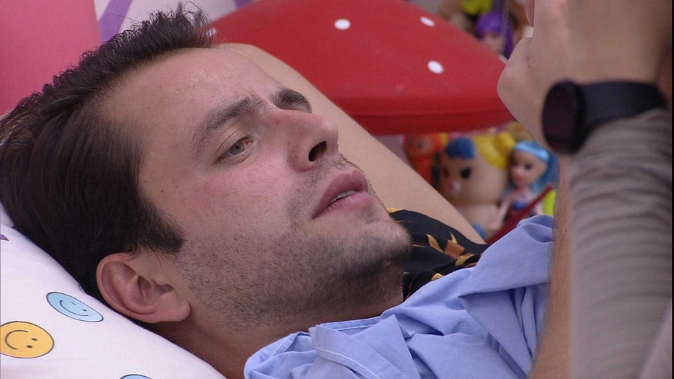 Gustavo e Laís conversam no quarto Lollipop