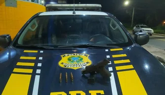 Arma de fogo e munições apreendidas pela PRF.